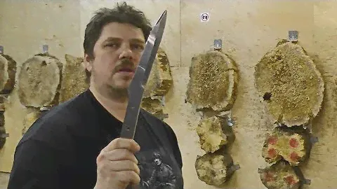 Нож Акула тестирует Максим Синельников